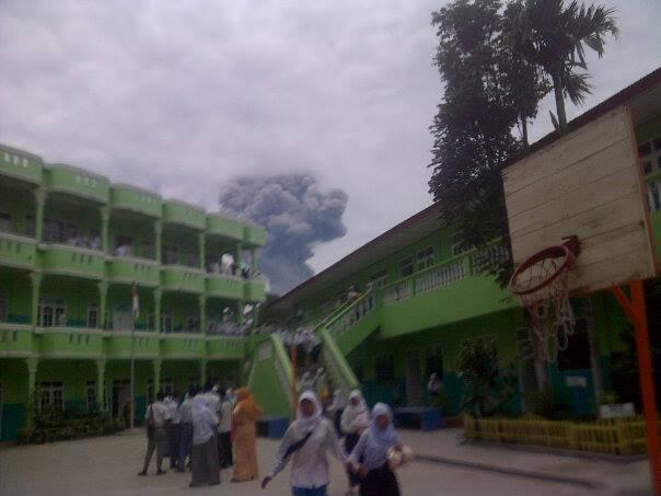 Gunung sinabung Meletus