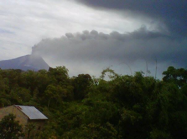 Gunung sinabung Meletus