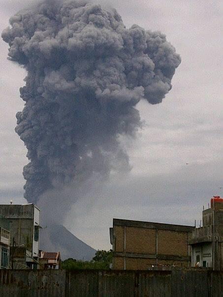 Gunung sinabung Meletus