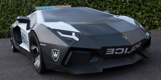 Pria ini ciptakan Lamborghini dari kertas dan kardus