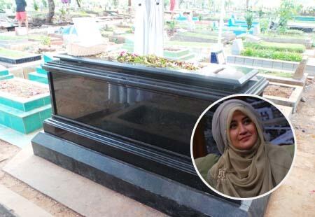 Anak Uje Nangis Lihat Makam Ayahnya Direnovasi