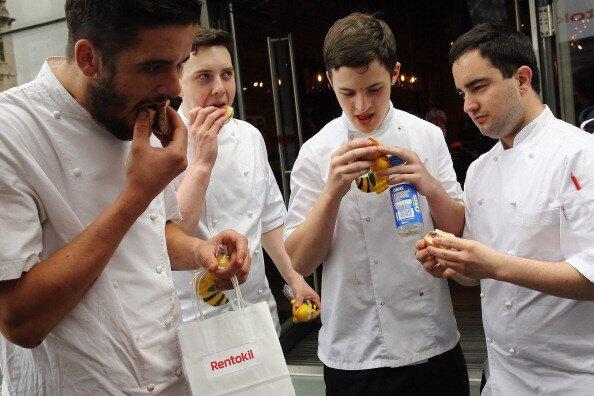 MEREKA DOYAN BANGET MAKAN SERANGGA (MAKANAN EXTREM GAN )