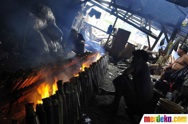 Menengok pembuatan lemang di kawasan Senen Jakarta
