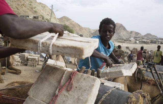 Kisah para pencari garam di tengah panasnya gurun Ethiopia