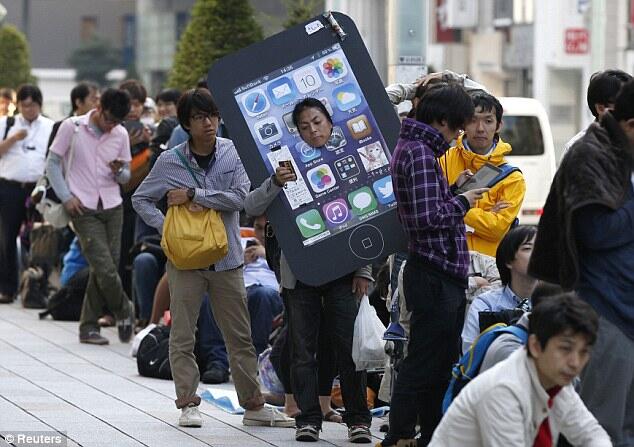 Wow! Orang Indonesia Pembeli iPhone 5S Pertama di Dunia