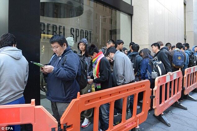 Wow! Orang Indonesia Pembeli iPhone 5S Pertama di Dunia