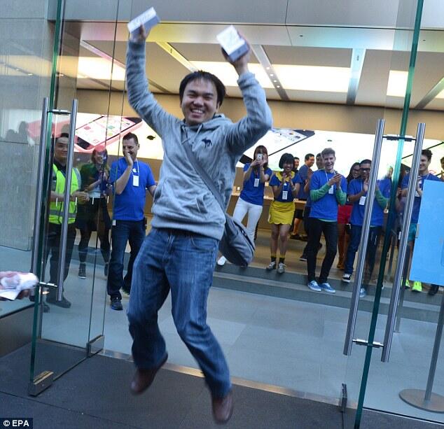 Wow! Orang Indonesia Pembeli iPhone 5S Pertama di Dunia
