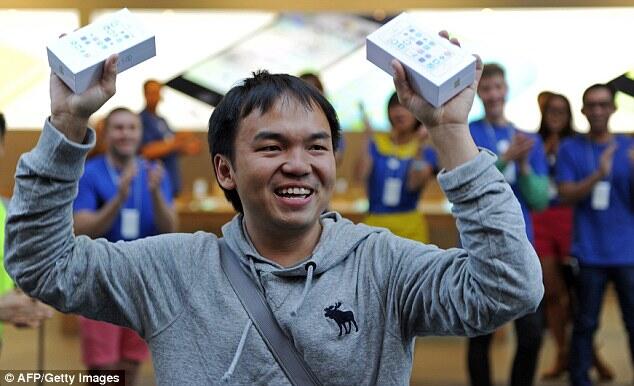 Wow! Orang Indonesia Pembeli iPhone 5S Pertama di Dunia