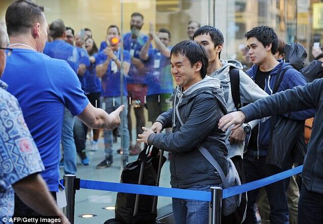 Wow! Orang Indonesia Pembeli iPhone 5S Pertama di Dunia