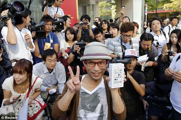 Wow! Orang Indonesia Pembeli iPhone 5S Pertama di Dunia