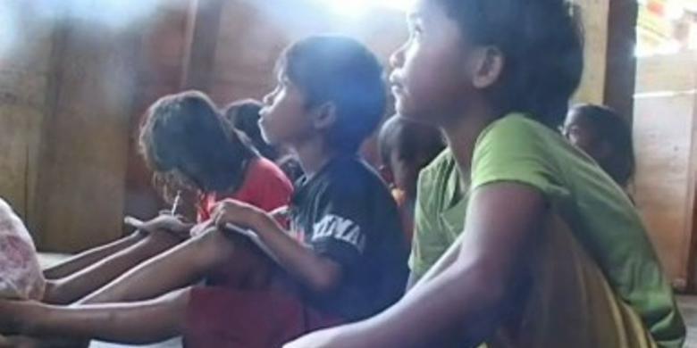 Mereka Jalan Kaki 6 Kilometer untuk Sekolah di Gubuk Reot