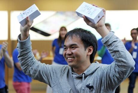 Wow! Orang Indonesia Pembeli iPhone 5S Pertama di Dunia