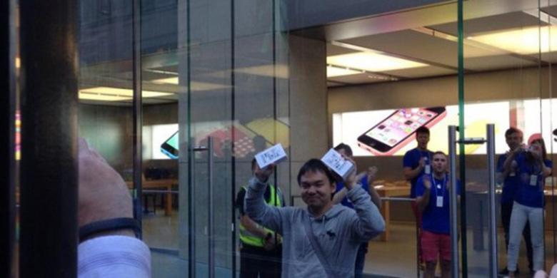 Orang Indonesia Beli IPhone 5S Pertama Di Dunia