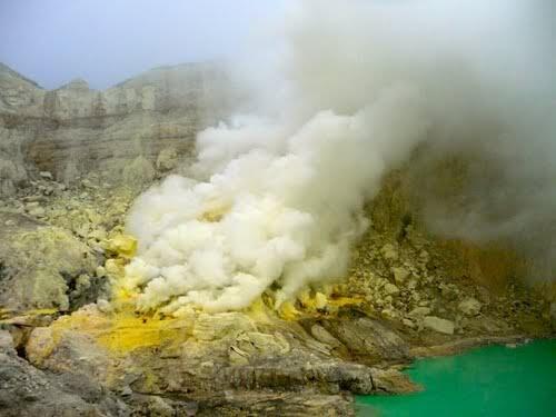 &#91;+ PIC&#93; Kawah Ijen, Pemandangan Danau dan Kaldera Terindah Diatas Awan