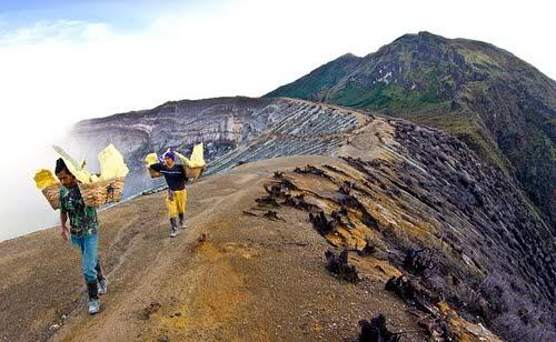 &#91;+ PIC&#93; Kawah Ijen, Pemandangan Danau dan Kaldera Terindah Diatas Awan