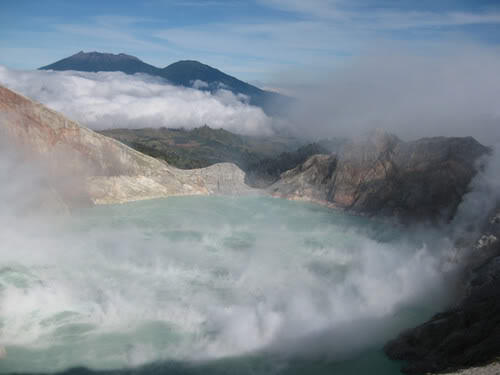 &#91;+ PIC&#93; Kawah Ijen, Pemandangan Danau dan Kaldera Terindah Diatas Awan