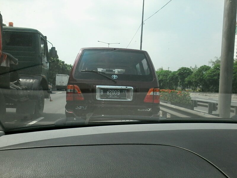 ada yang aneh tidak ya dengan plat seri kendaraan ini?
