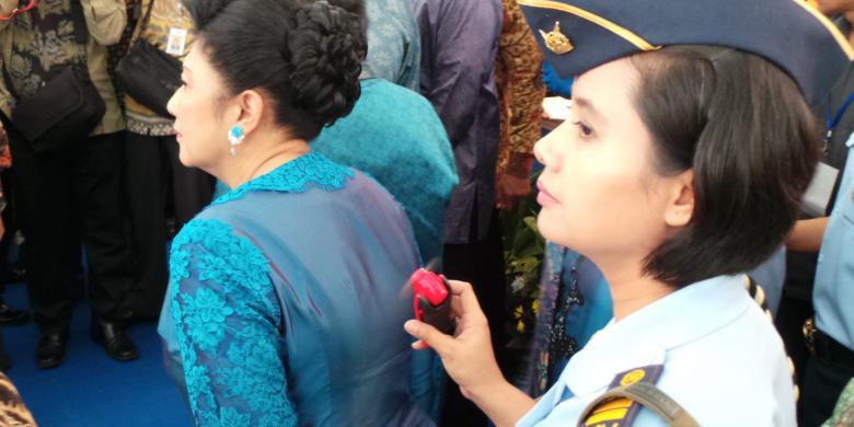 Kisah Ani Yudhoyono dan Kipas Mininya