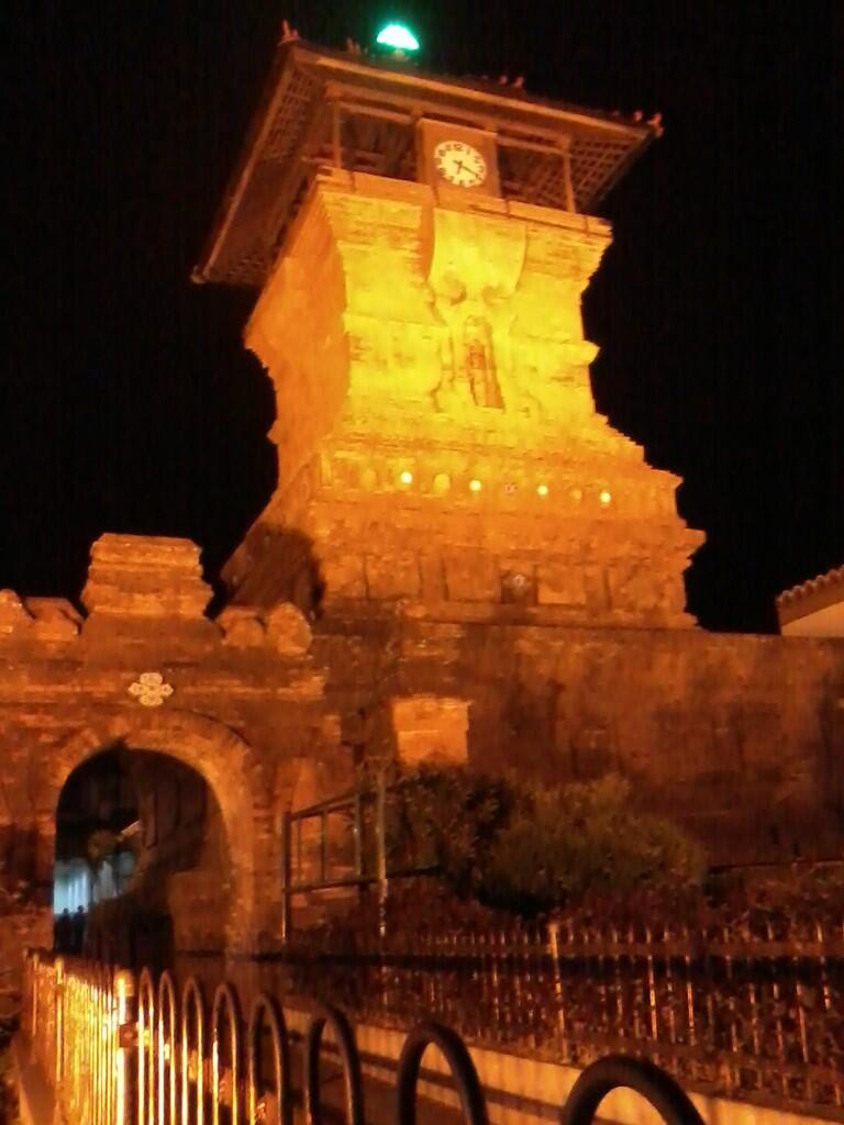 Eksotisnya Menara Kudus dikala malam hari.