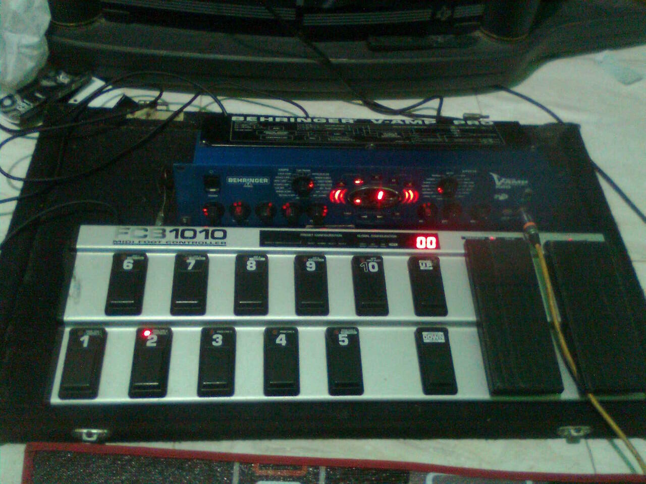 Efek gitar Behringer v amp pro+Fcb 1010 Controller+Hardcase