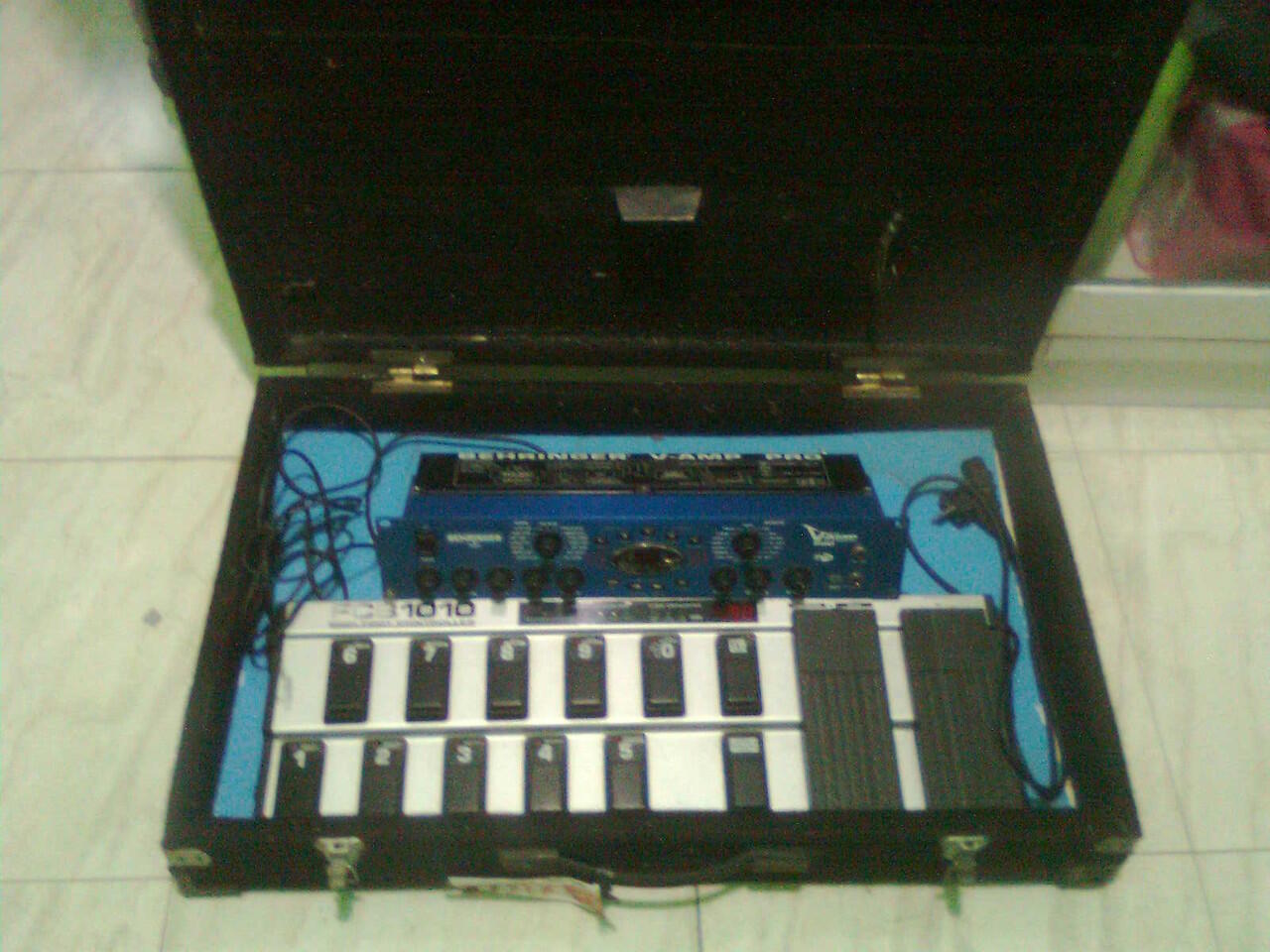 Efek gitar Behringer v amp pro+Fcb 1010 Controller+Hardcase
