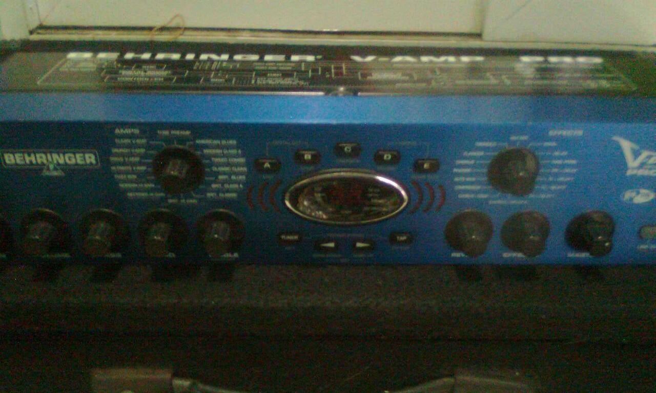 Efek gitar Behringer v amp pro+Fcb 1010 Controller+Hardcase