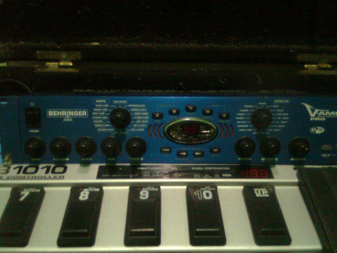 Efek gitar Behringer v amp pro+Fcb 1010 Controller+Hardcase