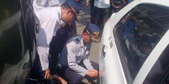 &#91;PARKIR&#93; Razia parkir ilegal, petugas kempisi ban 5 mobil di Jatinegara