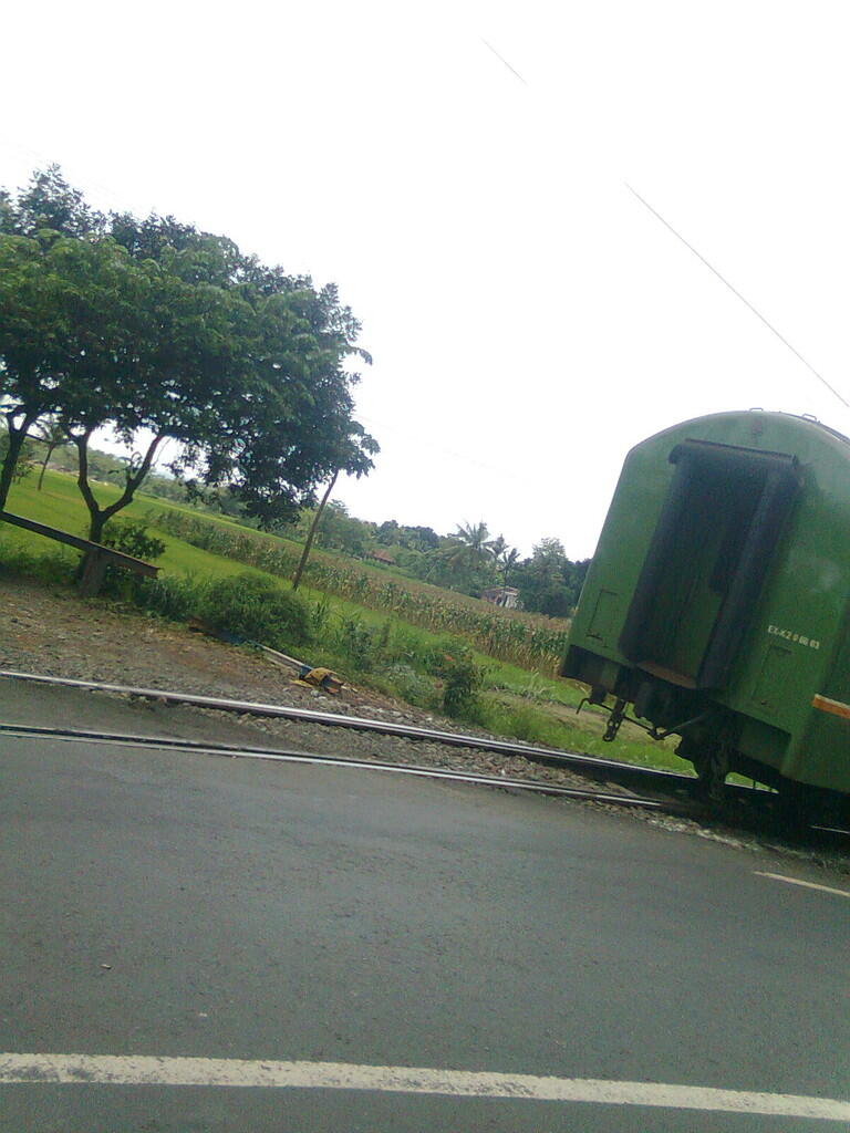 Agan Ini Kelewat Rel Kereta Api !!!