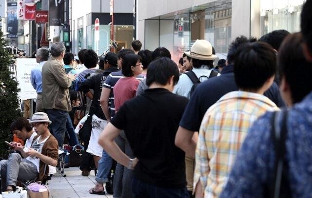 Gaya Nyeleneh Antrean iPhone di Jepang &#91;Photo2&#93;
