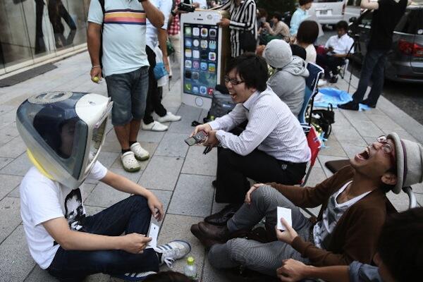 Gaya Nyeleneh Antrean iPhone di Jepang &#91;Photo2&#93;