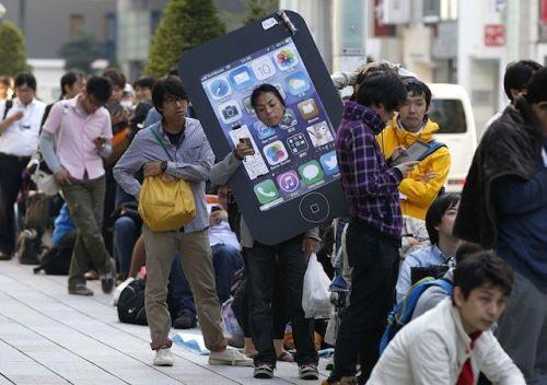 Gaya Nyeleneh Antrean iPhone di Jepang &#91;Photo2&#93;
