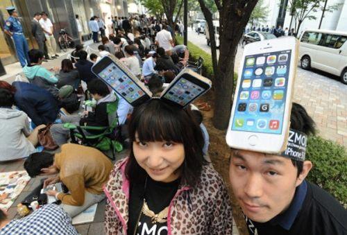 Gaya Nyeleneh Antrean iPhone di Jepang &#91;Photo2&#93;