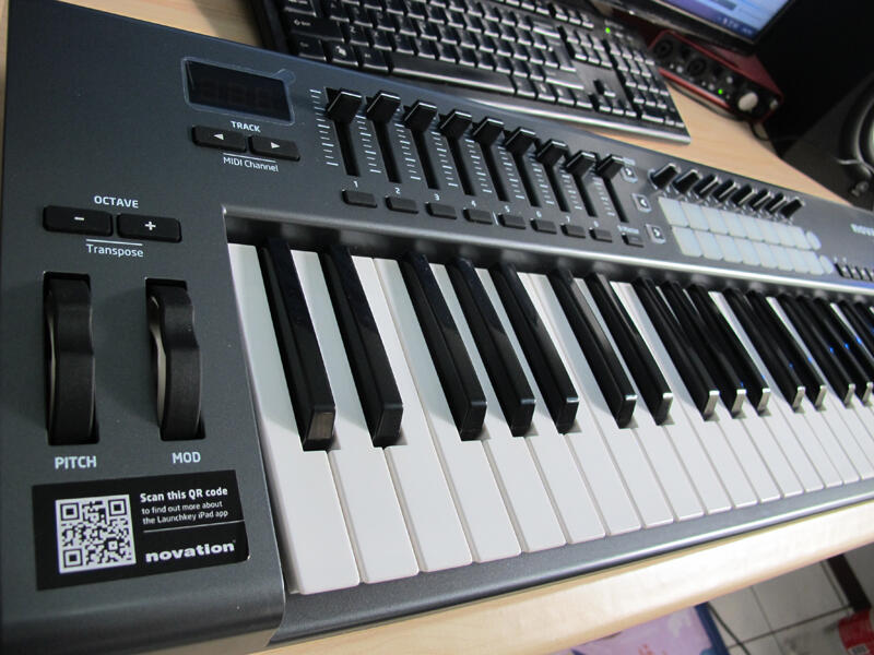 MIDI CONTROLLER - Novation Launchkey 49 + Novation Gigbag | 2nd like new!