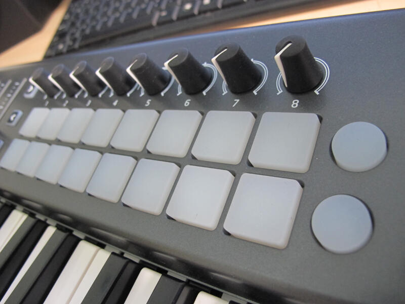 MIDI CONTROLLER - Novation Launchkey 49 + Novation Gigbag | 2nd like new!