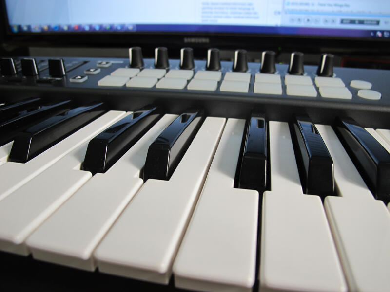 MIDI CONTROLLER - Novation Launchkey 49 + Novation Gigbag | 2nd like new!