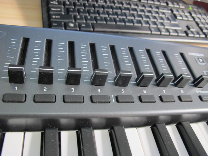 MIDI CONTROLLER - Novation Launchkey 49 + Novation Gigbag | 2nd like new!