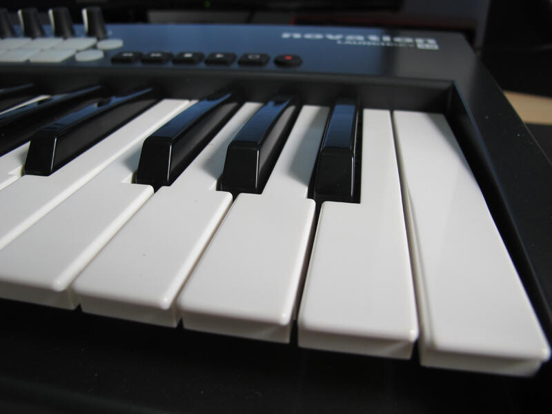 MIDI CONTROLLER - Novation Launchkey 49 + Novation Gigbag | 2nd like new!