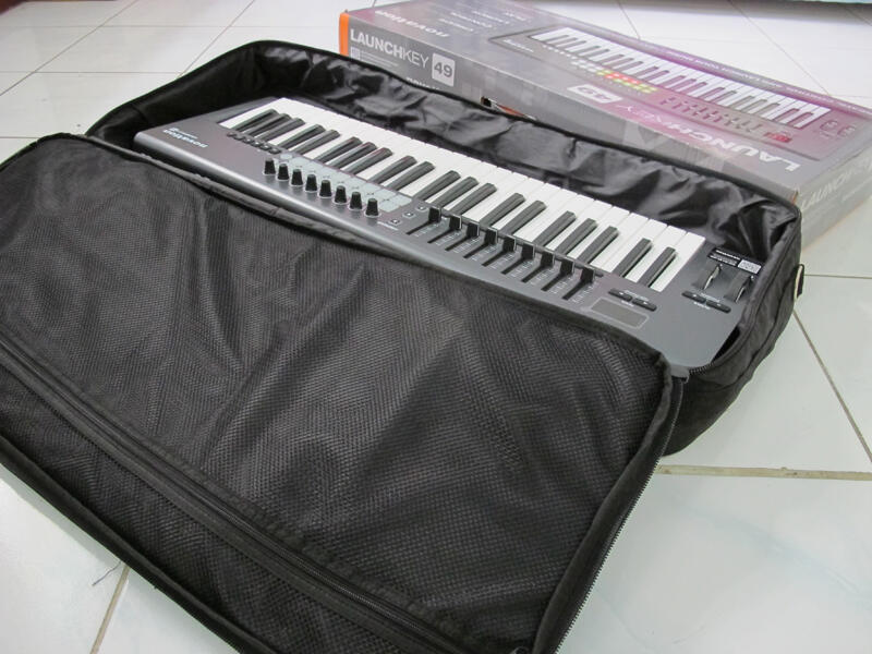 MIDI CONTROLLER - Novation Launchkey 49 + Novation Gigbag | 2nd like new!