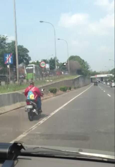 pengendara motor masuk tol JORR tanpa helm