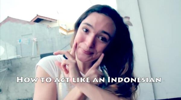 &#91;Ngakak gan&#93; Female Foreigner on How To Act Like An Indonesian - bule macak indo