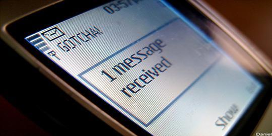 Tips mengetahui ciri-ciri penipu lewat SMS dan email