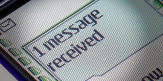 Tips mengetahui ciri-ciri penipu lewat SMS dan email