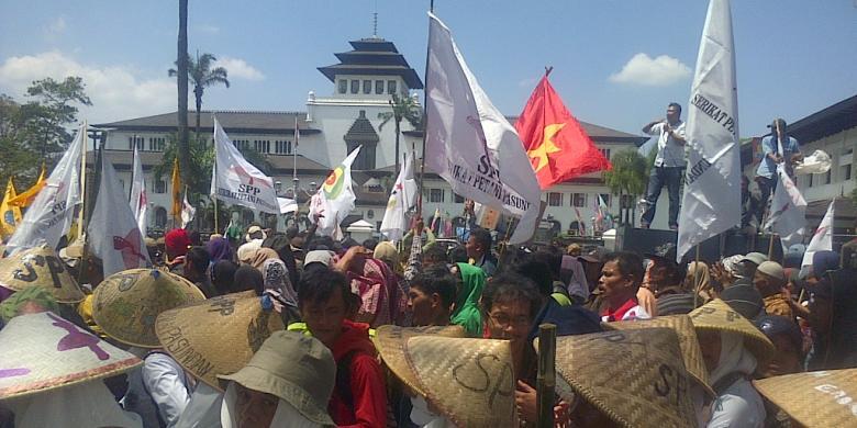 Ribuan Buruh Tani dan Mahasiswa Tutup Jalan di Gedung Sate