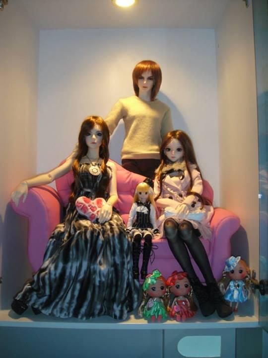 BALL-JOINTED DOLLS - SUPER DOLLFIE, anyone know?