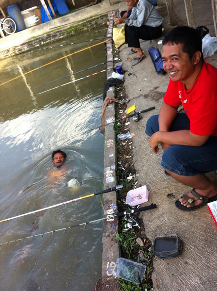 Penampakan siang-siang waktu mancing di Kolam Harian Lele..No Sotoshop!