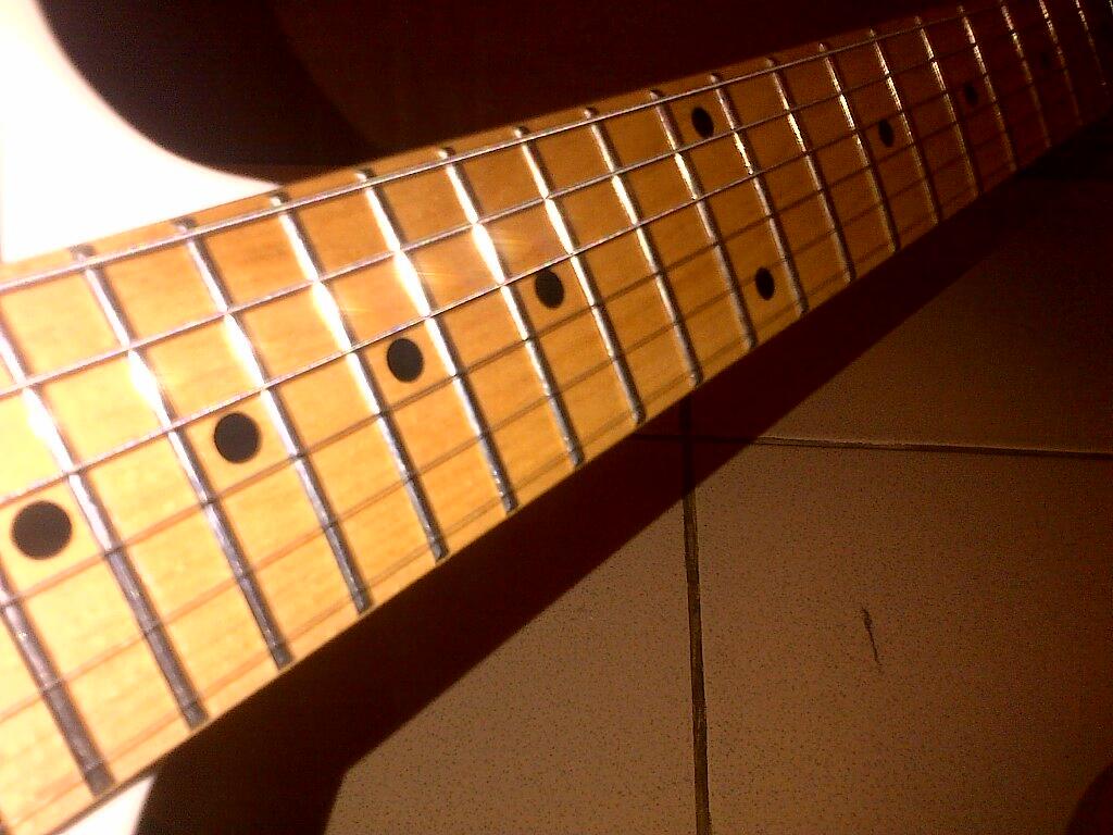 FENDER STRATOCASTER WHITE REPLIKA CHINA Crafted