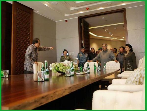 Beredar, Foto Diduga Chairul Tanjung Sedang "Marahi" SBY