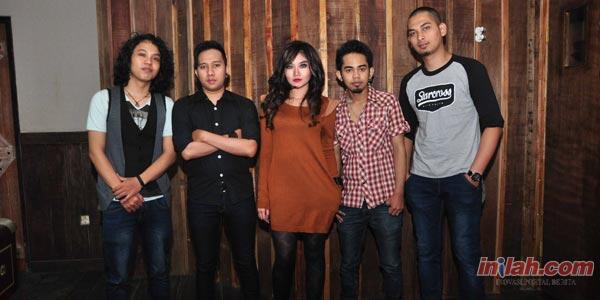 Fingercross Band ,Mencoba menjadi &quot;ICON&quot; baru di Blantika Musik Indonesia