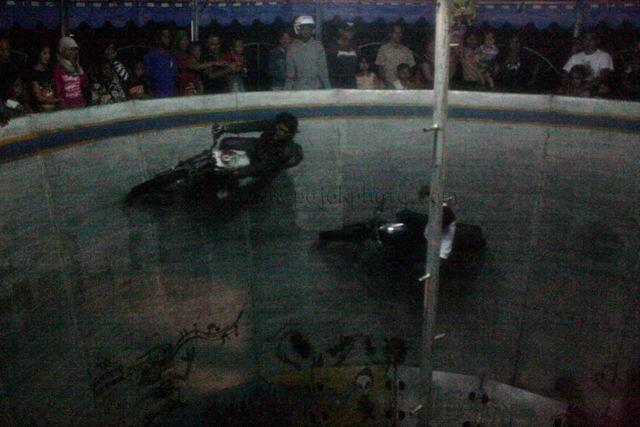 Tong edan, atraksi maut yang mulai tergerus waktu